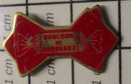 2217 Pin's Pins / Beau Et Rare / THEME : ALIMENTATION / NOEUD PAPILLON CONFISERIE BOUCHON DE BORDEAUX - Alimentation