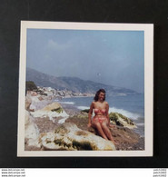 Jolie Demoiselle En Bikini à Menton Juillet 1963 - Pin-Ups