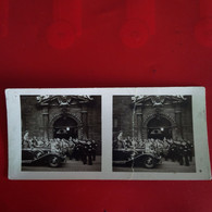 PHOTO STEREO III REICH DER FUHRER VOR DEM RATHAUS - Guerra, Militares