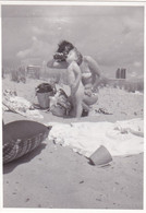 Old Real Original Photo -  Women In Bikini Nude Little Boy On The Beach - Ca. 8.5x6 Cm - Personas Anónimos