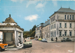 52) BOURBONNE-LES-BAINS : Et. Thermal + Source D'eau Chaude - Voiture Dauphine Renault (1964) - Bourbonne Les Bains