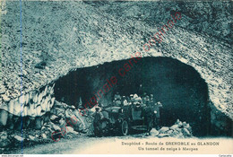 Route De GRENOBLE Au GLANDON .  Un Tunnel De Neige à MAUPAS .  CPA Animée . - Andere Gemeenten