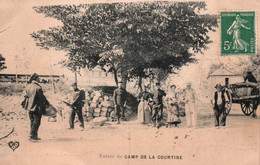 Entrée Du Camp De La Courtine (Creuse) Militaires Et Habitants Du Village - Edition V.D.C. - La Courtine