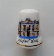 Dé à Coudre En Porcelaine Le Capitole Toulouse  Liseré Or -fève - Fingerhüte