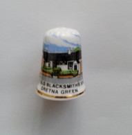 Dé à Coudre En Porcelaine The Old Blacksmiths  Shop Gretna Green  Liseré Or -fève - Thimbles