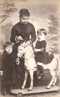CDV : Portrait Famille Enfants Sur Cheval De Bois En Jouet Par Hallez à Dinant (Belgique) (Ca 1890/1900) (BP) - Ancianas (antes De 1900)