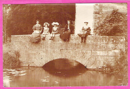 Grande Et Belle Photo D'une Famille Sur Un Pont à COYE Dans L'Oise En 1904 16.5x11 Cm. - Anciennes (Av. 1900)