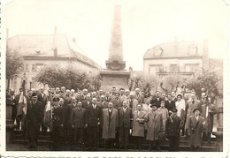 SARREBOURG Photo Commémoration Patriotique Devant Monument Au Mort Place Pierre Messmer - Sarrebourg