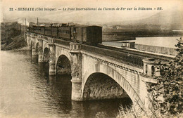 Hendaye * Le Pont International De La Ligne Chemin De Fer De Bidassoa * Passage Du Train - Hendaye