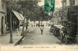 Arcachon * Rue Vers La Place Thiers * Pharmacie * Automobile Voiture Ancienne - Arcachon