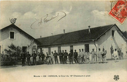 Verdun * La Cour De La Caserne Du 19ème Régiment De Chasseurs à Pied * Militaria Militaires - Verdun