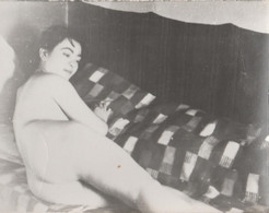 Young Woman Sitting On The Couch - Nude  (120x90 Mm) - Non Classés