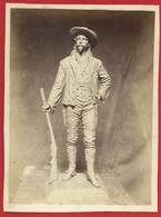 FOTOGRAFIA ORIGINALE ITALIA - ALBUMINA 18?? Statua Di Buffalo Bill William Frederick Cody - 16 X 22 Grande Formato - Berühmtheiten