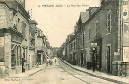 Vierzon * La Rue Des Ponts * Pompe à Essence - Vierzon