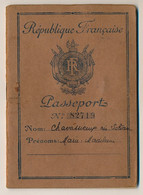 FRANCE - Passeport 1953 - 32 Pages - Droits 700F + Renouvellement 1000 Francs Type Daussy - Historische Dokumente