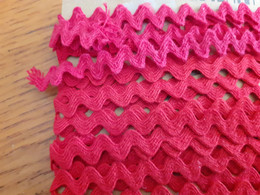 GALON BRODERIE Chevrons Rouge Intense COUTURE MERCERIE Passementerie 2.70 M - Dentelles Et Tissus