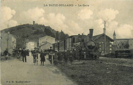 La Batie Rolland * Rue Et La Gare Du Village * Train Locomotive * Ligne Chemin De Fer - Autres & Non Classés