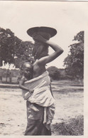 Photo Afrique A E F  Congo Environ Léopoldville Femme Avec Bebe Portant Une Charge Sur La Tête  Réf 14926 - Africa