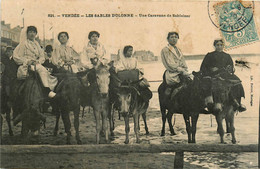 Les Sables D'olonne * Une Caravane De Sablaises * Jeunes Femmes Du Pays En Coiffe * âne - Sables D'Olonne