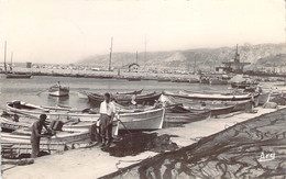 13 Bouches Du Rhône Pêcheurs Réparant Les Filets Dans Un Coin Du Port De L'Estaque-Plage Près De Marseille - L'Estaque