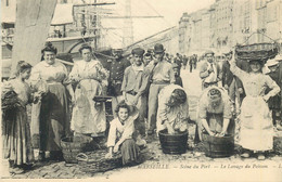 BOUCHES DU RHONE  MARSEILLE Scene Du Port Le Lavage Du Poisson - Artesanos