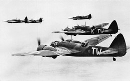 ROYAL AIR FORCE  BOMBARDIERS RAPIDES BRISTOL " BLENHEIM" VOLANT E FORMATION - 1919-1938: Entre Guerres
