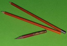 Ancien CRAYON MINE Pour Porte Crayon + 2 Crayons - Métal Doré Vers Crayon - Etat D'usage - Années 1950 - Stylos
