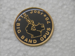 Pin's Musique BIG BAND OPUS 78 - Pins RARE Pin Spectacle LUXEMBOURG Badge Musique Musiciens 15 JOER - Musique