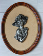Ancien Cadre Portrait De Femme Au Chapeau En étain Du Prince Déco XXème - Etains
