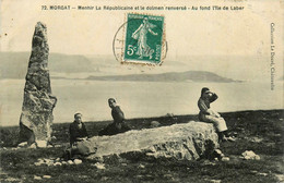 Morgat * Le Menhir La Républicaine Et Le Dolmen Renversé * Au Fond L'ile De Laber - Morgat