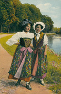 Fantaisie Folklore Costume Alsace Alsacienne Elsässerin Et Lorraine Lothringerin Nœud Bonnet Belle Litho - Personajes