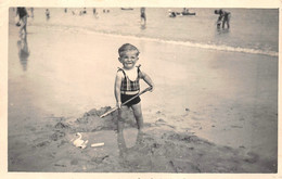 ¤¤  -  SAINT-CAST   -   Carte-Photo D'un Enfant Sur La Plage En 1934   -  ¤¤ - Saint-Cast-le-Guildo