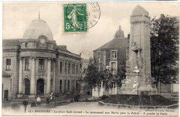 BRESSUIRE - La Place Sadi Carnot - Le Monument Aux Morts Pour La Patrie  - A Gauche La Poste (123584) - Bressuire