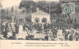 83-TOULON-FUNERAILLES NATIONALES DES VICTIMES DU IENA 16 MARS 1907 ARRIVEE DU CORTEGE A L'ARSENAL DE TERRE - Toulon