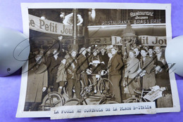 Cyclisme -La Foule Au Controle De La Place D'Italie 25/02/194 France Presse - Wielrennen