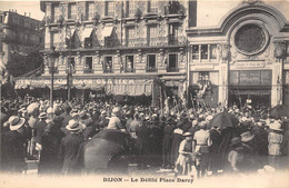 21-DIJON- LE DEFILE PLACE DARCY - Dijon