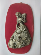 Les étains Du Prince Tableau Ovale Velours Lady Femme Belle époque Avec éventail Signée Bachet Haut 25 Cm Poids 328 Grs - Etains