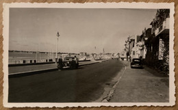 La Baule - Photo Ancienne - Rue Et Entrée Night Club Discothèque ARLEQUIN - Voiture Citroën TRACTION - La Baule-Escoublac