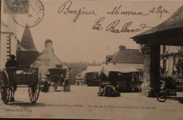 Rochefort- En- Terre Uncoin De La Halle Et La Place Le Jour Du Marché - Rochefort En Terre