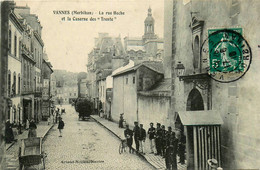 Vannes * La Rue Hoche Et La Caserne Des Trente * Militaires Militaria - Vannes