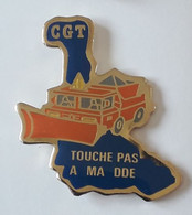 QQ486 Pin's Syndicat CGT Département Meurthe Moselle Touche Pas à Ma DDE équipement Camion Renault Achat Immédiat - Administrations