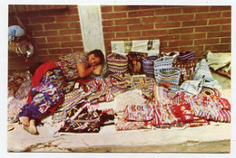 AK 047562 GUATEMALA - Aborigen Hace Una Pequena Siesta - Mercado En Chichicastenango - Guatemala