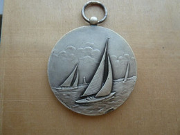 DA-154-Médaille Bronze Argenté Signée Contaux Offert Par Plastimo Le Spécialiste Du Yachting Dans Sa Boîte - Brons
