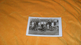 CARTE POSTALE PHOTO ANCIENNE CIRCULEE DATE ?.../ REUNION DE PERSONNES PETIT ECRITEAU AU DRAPEAU VERT - Photos