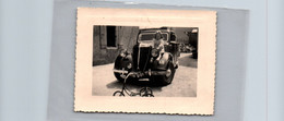 TRES BELLE  PHOTO / ENFANT A CHEVAL SUR PHARE DE VOITURE DE LIVRAISON  / TRICYCLE - Camion, Tir