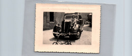 TRES BELLE  PHOTO / ENFANT A CHEVAL SUR PHARE DE VOITURE DE LIVRAISON  / TRICYCLE - Camions & Poids Lourds