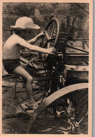 TRES JOLIE PHOTO / ENFANT SUR VIEUX TRACTEUR - Vrachtwagens En LGV