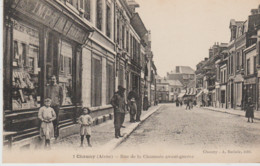 (02) CHAUNY . Rue De A Chaussée Avant-guerre . ( Animée + Devanture De Magasin D'Imprimerie & Reliure ) - Chauny