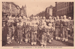 BINCHE            LE CARNAVAL. UN GROUPE DE  GILLES EN PETITE TENUE - Binche