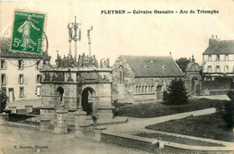 Pleyben * Le Calvaire Ossuaire Et Arc De Triomphe - Pleyben